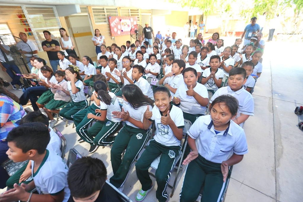 Mantienen Cercan A Con Las Comunidades Educativas